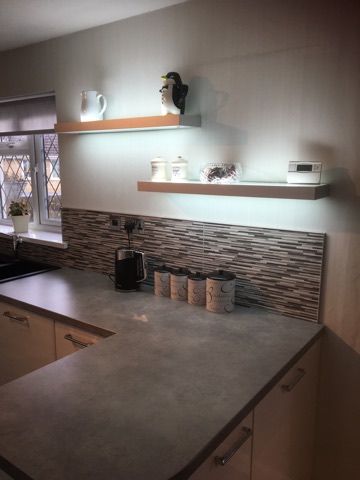 Lukkas Light up shelf